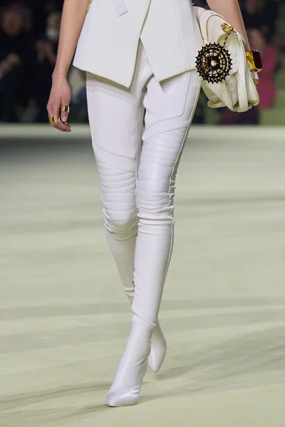 Look 19